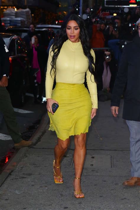 how tall is kim kardashian in feet and inches